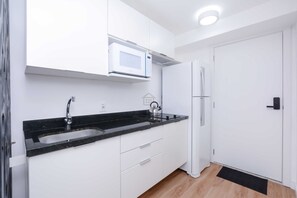 Refrigerador, microondas, horno y cafetera y tetera 