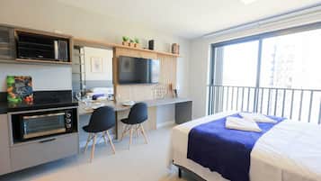 Iron/ironing board, bed sheets