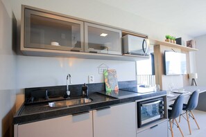 Kühlschrank, Mikrowelle, Ofen, Wasserkocher mit Kaffee-/Teezubehör