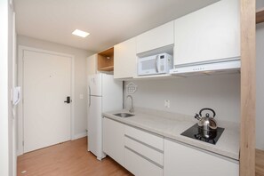 Kühlschrank, Mikrowelle, Ofen, Wasserkocher mit Kaffee-/Teezubehör