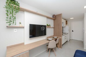Kühlschrank, Mikrowelle, Ofen, Wasserkocher mit Kaffee-/Teezubehör