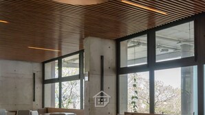 A billiards table with balls and cues, wooden slatted ceiling, and large windows with natural light. - Panoramic View in Porto Alegre MJ08H (Porto Alegre)