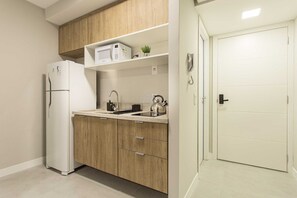 Fridge, microwave, oven, coffee/tea maker - Modern Studio with Guaíba View (Porto Alegre)