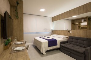 Iron/ironing board, bed sheets - Studio Moderno com Vista do Guaíba (Porto Alegre)