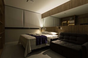 Iron/ironing board, bed sheets - Studio Moderno com Vista do Guaíba (Porto Alegre)