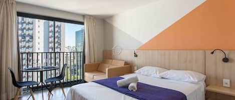 Iron/ironing board, bed sheets