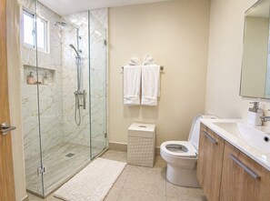 Basic Apartment | Bathroom - Apartamento Delicado Próximo a la Playa (Boca Chica)