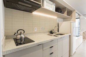 Fridge, microwave, oven, coffee/tea maker - Studio Elegante e Conectado em Porto Alegre (Porto Alegre)