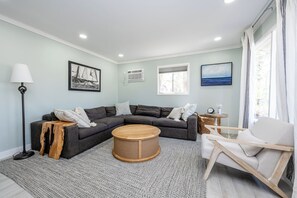 TV - New Buffalo Home With Hot Tub & Beach Access! (New Buffalo)
