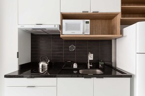 Réfrigérateur, four à micro-ondes, un four, cafetière-théière