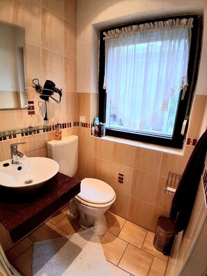 Een douche, een haardroger, handdoeken