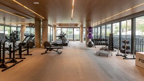 A spacious gym with treadmills, weight machines, and free weights. - Studio Moderno | Lazer Completo em Porto Alegre (Porto Alegre)