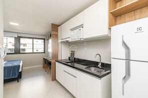 Kühlschrank, Mikrowelle, Wasserkocher mit Kaffee-/Teezubehör