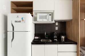 Een koelkast, een microgolfoven, een oven