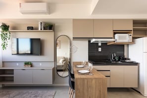 Fridge, microwave, oven, coffee/tea maker - Studio sofisticado no Rio Branco próx. à Redenção (Porto Alegre)