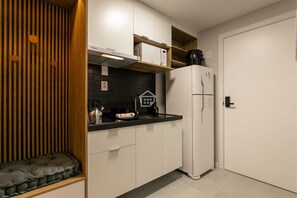 Fridge, microwave, oven, coffee/tea maker - Studio moderno no Rio Branco | Próximo à Redenção (Porto Alegre)