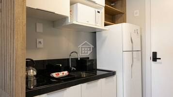 Kühlschrank, Mikrowelle, Ofen, Wasserkocher mit Kaffee-/Teezubehör