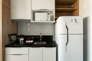 Fridge, microwave, coffee/tea maker, cookware/dishes/utensils - Studio moderno em andar alto no Rio Branco (Porto Alegre)