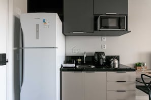 Fridge, microwave, oven, coffee/tea maker - Studio moderno no Rio Branco com rooftop e lazer (Porto Alegre)