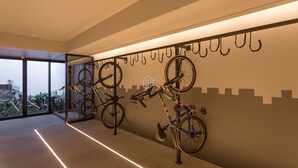 Um corredor com bicicletas fixadas na parede, uma janela grande e design de interiores moderno.