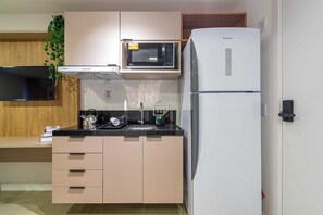 Kühlschrank, Mikrowelle, Ofen, Kochgeschirr/Geschirr/Besteck
