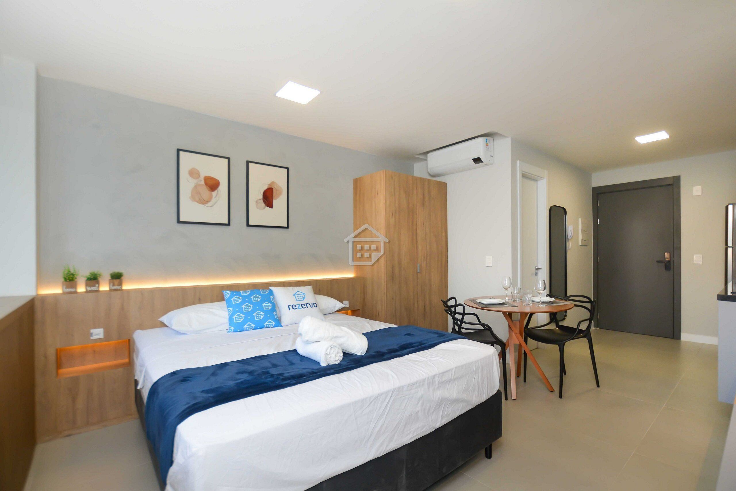 Iron/ironing board, bed sheets