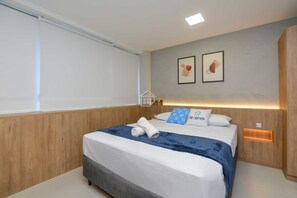 Een strijkplank/strijkijzer, beddengoed