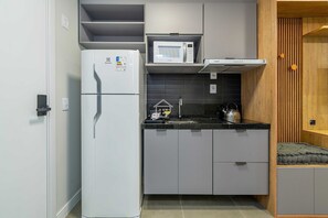 Kühlschrank, Mikrowelle, Ofen, Wasserkocher mit Kaffee-/Teezubehör