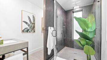 Douche, serviettes fournies, savon, papier toilette
