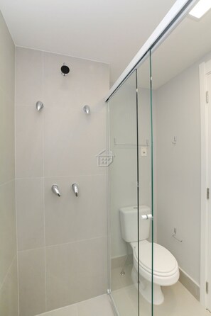 Secador de cabelo, toalhas de banho