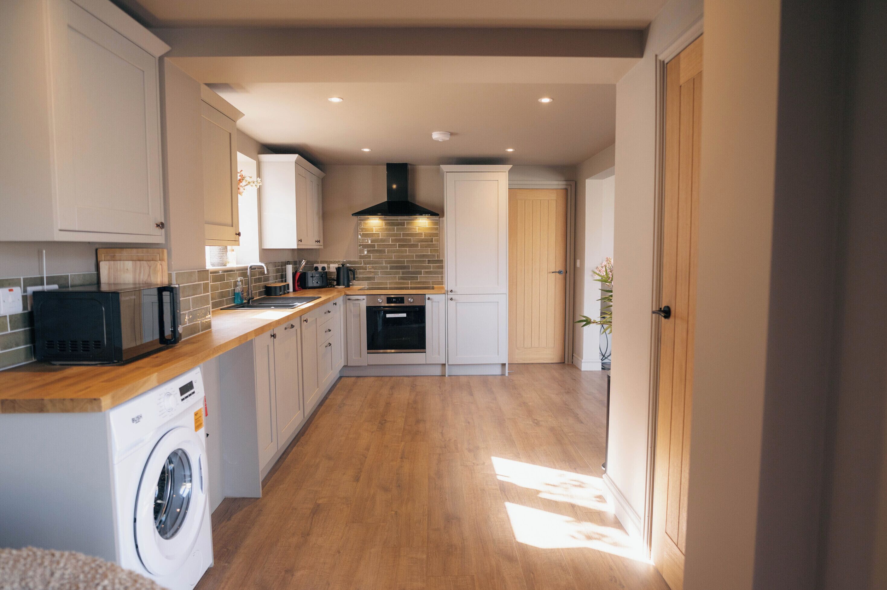 Kjøleskap, mikrobølgeovn, kokeplater og vannkoker