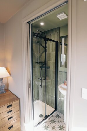 Shower, towels, toilet paper - Ffordd-Y-Wylan by Guestz (Rhosneigr)