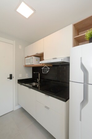 Fridge, toaster, cookware/dishes/utensils - Apto Premium: Perto do Parque Moinhos e Conforto (Porto Alegre)