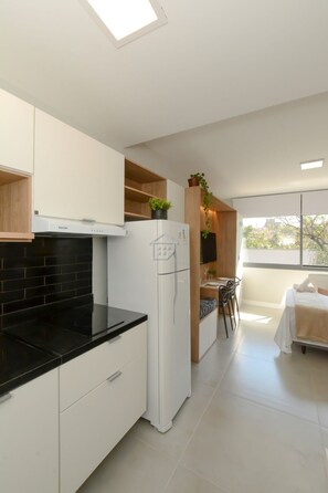 Kühlschrank, Toaster, Kochgeschirr/Geschirr/Besteck