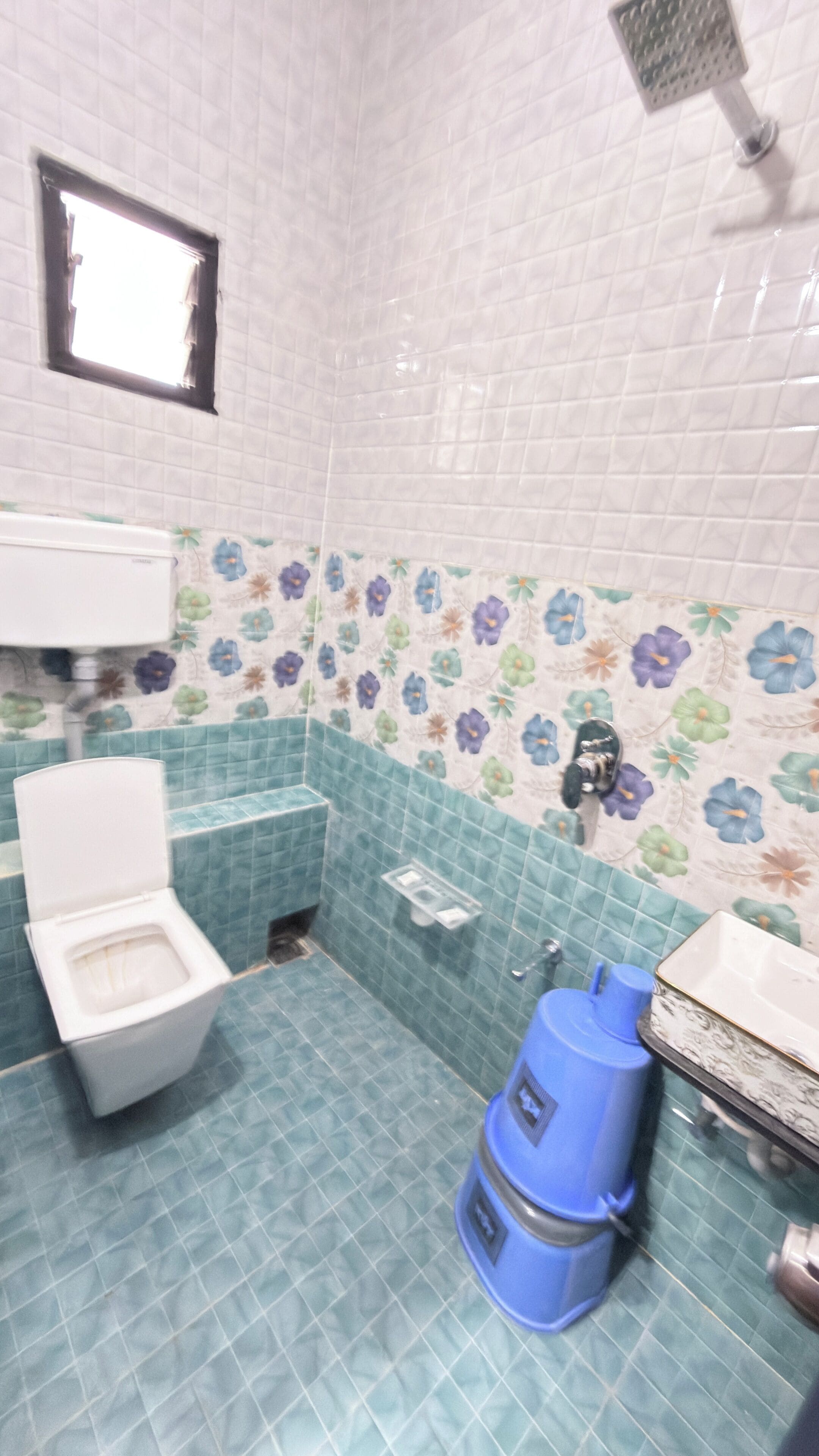Habitación cuádruple clásica | Baño | Regadera, toallas, jabón, shampoo 