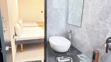 Comfort tweepersoonskamer, uitzicht op stad | Badkamer