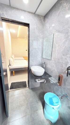 Comfort tweepersoonskamer, uitzicht op de stad | Badkamer