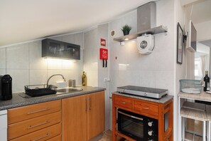 Apartemen Klasik | Dapur pribadi | Lemari es dan microwave