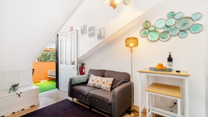 Apartemen Standar | Area keluarga | TV layar datar
