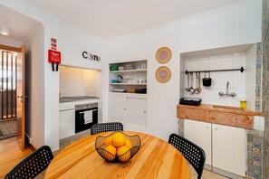 Apartemen Ekonomi | Dapur pribadi | Lemari es dan microwave