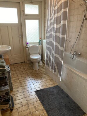 Bathroom - Comfortable house in the heart of Waalwijk (Waalwijk)