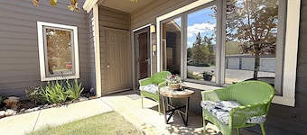 Pet Friendly Townhome Located Between Downtown and Ski Resort