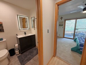 Shower, hair dryer, towels - Pet Friendly Townhome Located Between Downtown and Ski Resort (Durango)