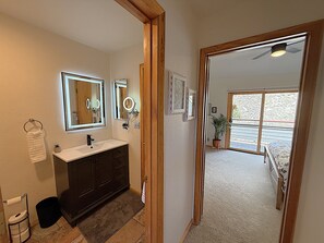3 bedrooms, desk, iron/ironing board, free WiFi - Pet Friendly Townhome Located Between Downtown and Ski Resort (Durango)