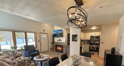 Pet Friendly Townhome Located Between Downtown and Ski Resort
