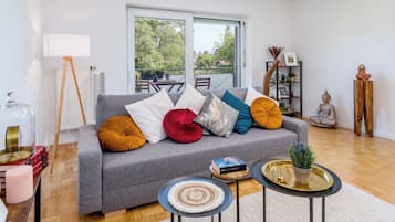 Deluxe Condo, Balcony, Garden View | Living area