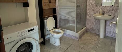 Regadera, toallas, jabón, papel de baño