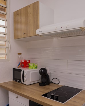 Fridge, microwave, oven, stovetop - T2 Comfort • Near Beach, University & Rectorat • Fiber WiFi & AC (Cayenne)