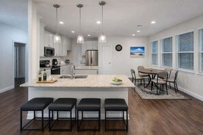Fridge, oven, stovetop, dishwasher - FIFA-12 min to AT&T stdm, 4b2b, game room, 6 flags (Euless)