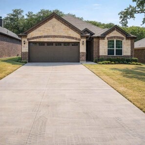 Exterior - FIFA-12 min to AT&T stdm, 4b2b, game room, 6 flags (Euless)